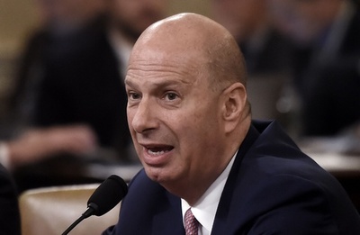 トランプ氏、弾劾調査で証言した政府高官2人を更迭