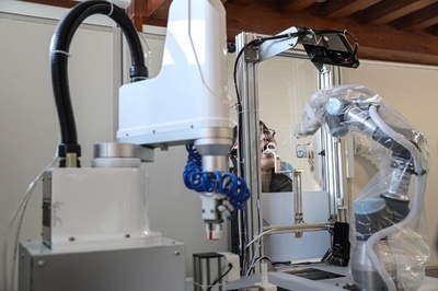 コロナ検査もロボットで、のどから綿棒で検体採取 中国