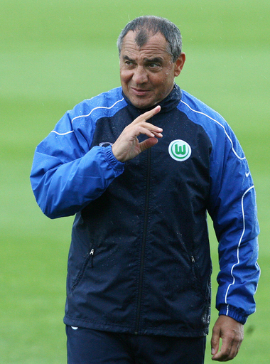 マガト新監督 ボルフスブルクの練習に参加