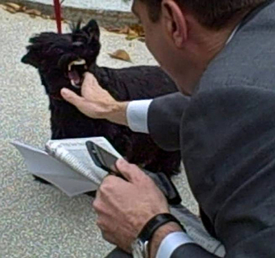 ブッシュ大統領の愛犬、記者にかみつく