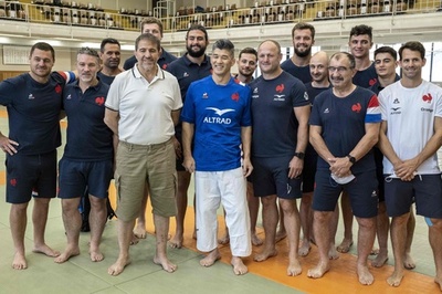 ラグビー仏代表が講道館を訪問 井上康生氏が技を披露