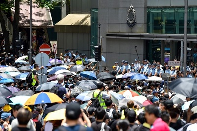 香港、黒服のデモ隊数千人が幹線道路を占拠 警察本部を包囲