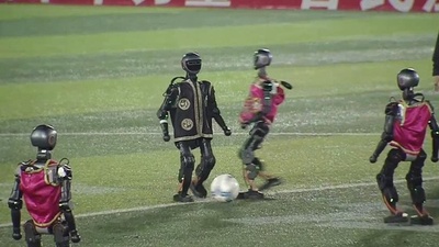 動画:人型ロボットがサッカーで勝負 中国貴州省