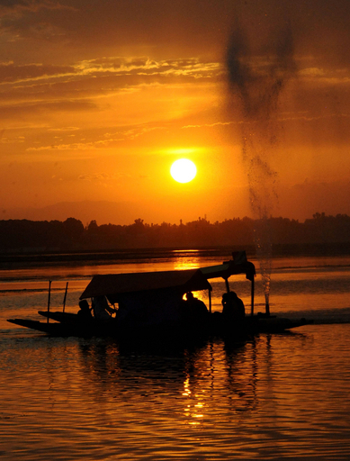 夏を彩る日没の美、インド・カシミール地方