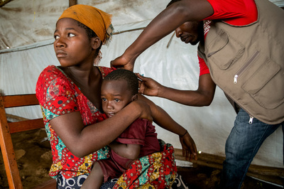 コンゴ民主共和国の民族対立、20万人が避難 刃物で斬殺も