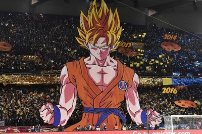 サッカー場に悟空！ PSGサポがドラゴンボールのコレオ披露 仏