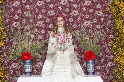 少女がじっと座って春の到来を祝う、スペインの祭り「ラス・マヤス」