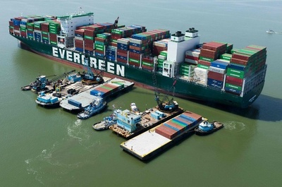 1か月立ち往生のコンテナ船が離礁 米東海岸