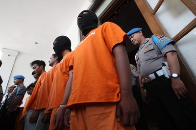 サッカーファンが相手サポーターの集団暴行で死亡、インドネシア