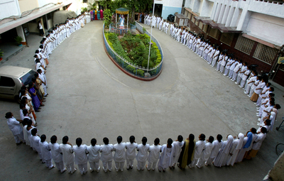 聖母マリア生誕祝日で祈りささげるインドの修道女ら