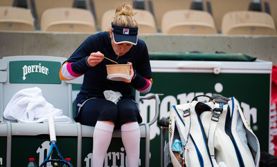 「炭水化物を」世界66位がコートサイドで食事、全仏OP