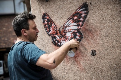 精神医療の現場に「詩情」を、仏画家が描く鮮やかなチョウ