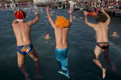 海にむかってジャンプ！クリスマス恒例の寒中水泳 スペイン