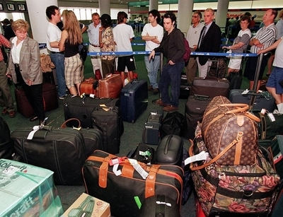 米マイアミ空港で預かり荷物が爆発、銃部品から引火か