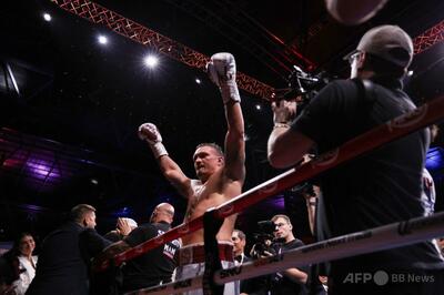 ウシクがデュボアをKO ヘビー級統一王者に