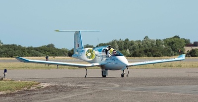 電気飛行機の英仏海峡「初横断」争い、エアバスと仏飛行士