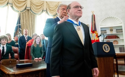 「大統領選で2勝0敗」トランプ氏、レスリングレジェンドに妄想で対抗