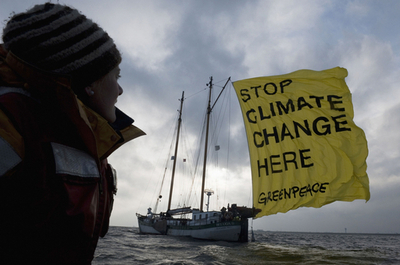 気候変動ストップ！グリーンピース船が旗掲げる デンマーク