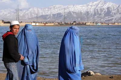 水量の増した湖に憩う市民たち、アフガニスタン・カブール
