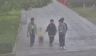 下校途中の4人の小学生、「拾った」幼児を派出所に 中国
