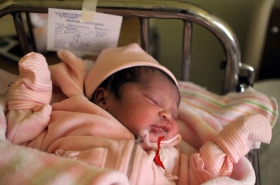 チリ鉱山落盤事故、作業員の妻が女の子を出産