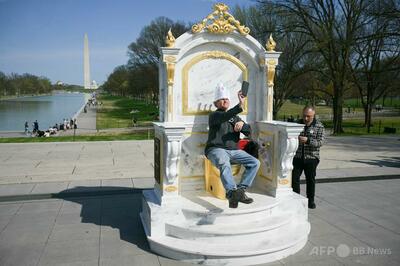 ホワイトハウス近くに「王の玉座」 トランプ氏風刺する金色のトイレ