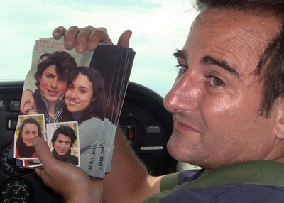 ベタンクール氏の夫が娘と息子の写真5000枚を上空から投じる