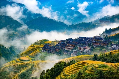 青空に黄金色の棚田、雲の組み合わせ 広西・龍勝棚田