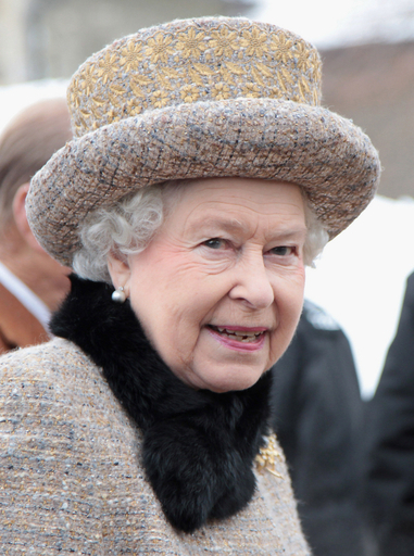 キャンディーを手渡され戸惑うフィリップ殿下