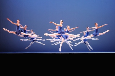 ミハイロフスキー劇場バレエの美しい群舞