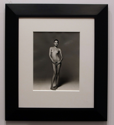 仏大統領夫人のヌードの売上金寄付、カンボジアの病院が受け取り拒否