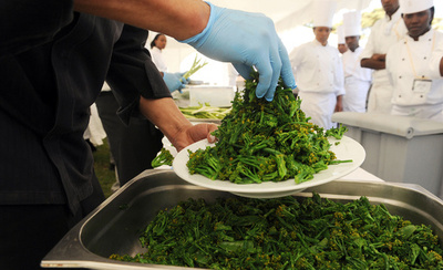 「見た目悪い」と売れなかった野菜でサラダパーティー