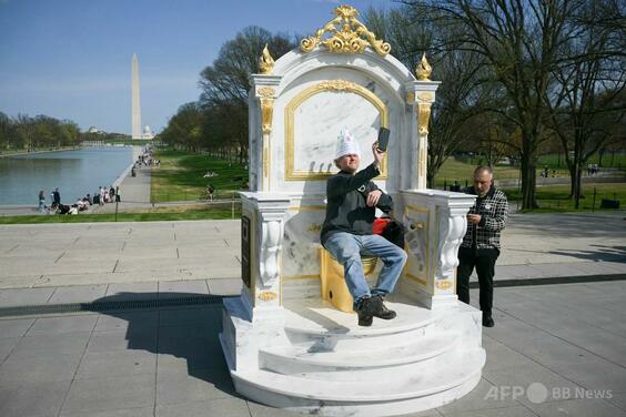 ホワイトハウス近くに「王の玉座」 トランプ氏風刺する金色のトイレ