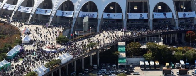 2030釜山万博誘致祈願BTSコンサート「Yet to Come in BUSAN」が開かれた先月15日、会場に「ARMY」たちが集まって混雑している(c)NEWSIS