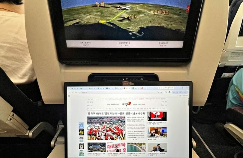 ニューヨークのジョン・F・ケネディ国際空港から仁川国際空港へ向かうアシアナ航空機内で、スターリンクのWi-Fiを使いニュース1のサイトに接続している(c)news1