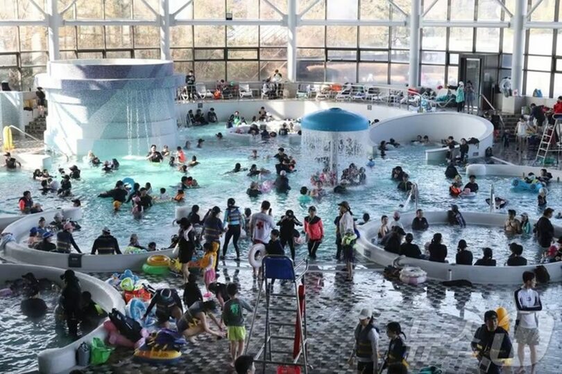 忠清南道牙山市の「パラダイス・スパ・ドゴ」で温泉プールを楽しむ観光客＝パラダイス提供(c)news1