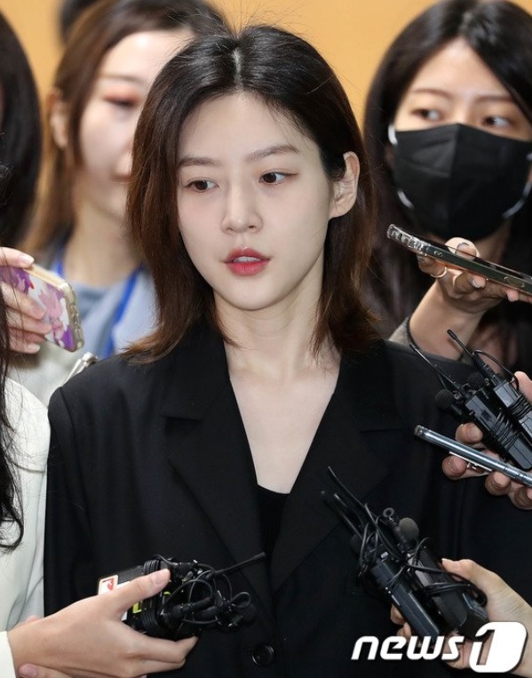 5日午前、判決を言い渡された後、記者団の質問に答えるキム・セロン(c)news1