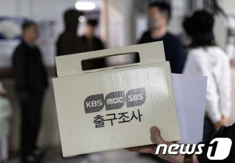 ソウルの投票所で実施された出口調査(c)news1