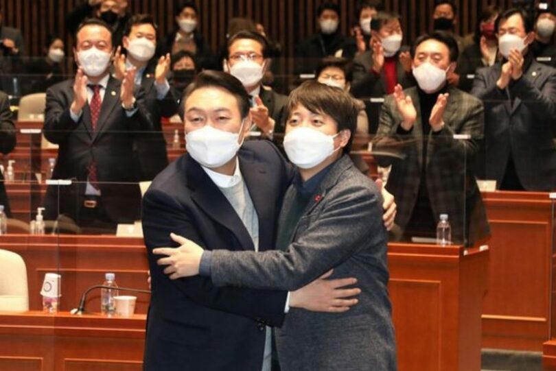 昨年1月6日、「国民の力」のイ・ジュンソク（李俊錫）代表とユン大統領選候補が国会で開かれた議員総会で抱擁している＝肩書はいずれも当時(c)news1
