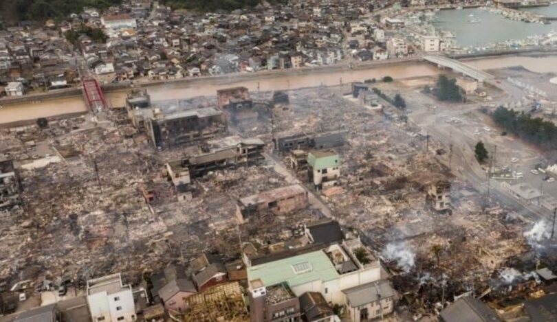 2日、石川県輪島市で地震による火災が発生した後、煙が立ち上っている(c)AFPBBNews/news1