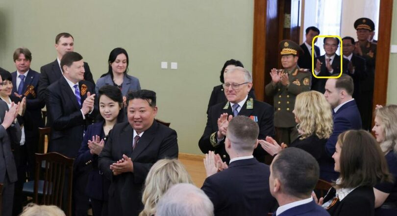 右胸に党バッジを着用するチョ・ヨンウォン書記＝労働新聞(c)KOREA WAVE