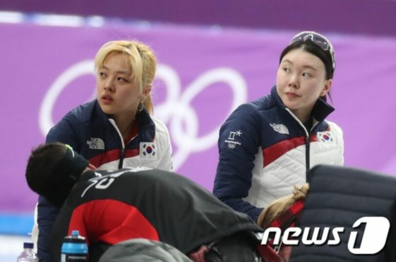 平昌冬季五輪スピードスケート女子団体追い抜きの順位決定戦を終えた後、休息を取るキム・ボルム（左）とノ・ソンヨン(c)news1