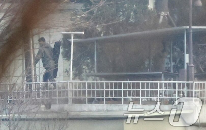 13日、大統領官邸で、火器が入っていると推定されるリュックサックを背負って行き来する大統領警護処の要員(c)news1