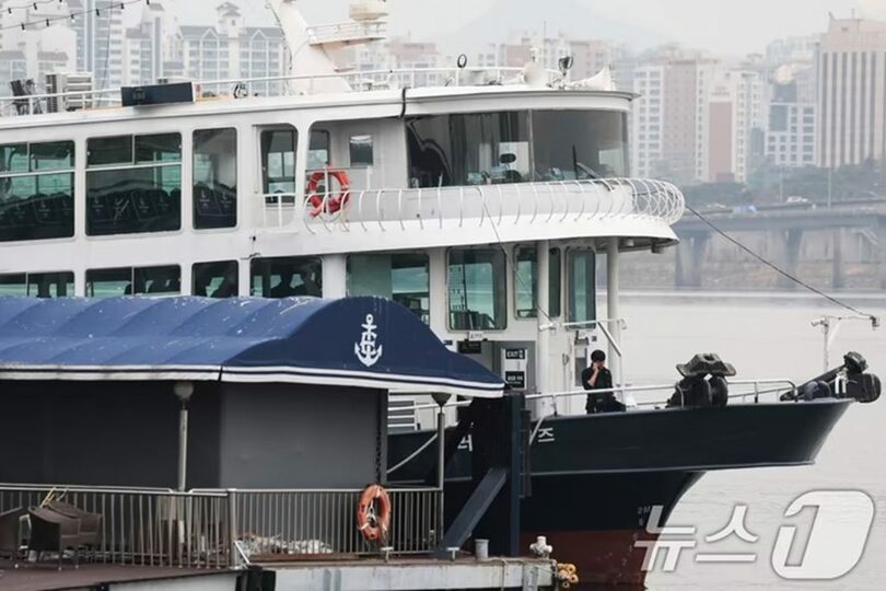 ソウル市盤浦大橋付近で発生した遊覧船座礁事故の様子(c)news1