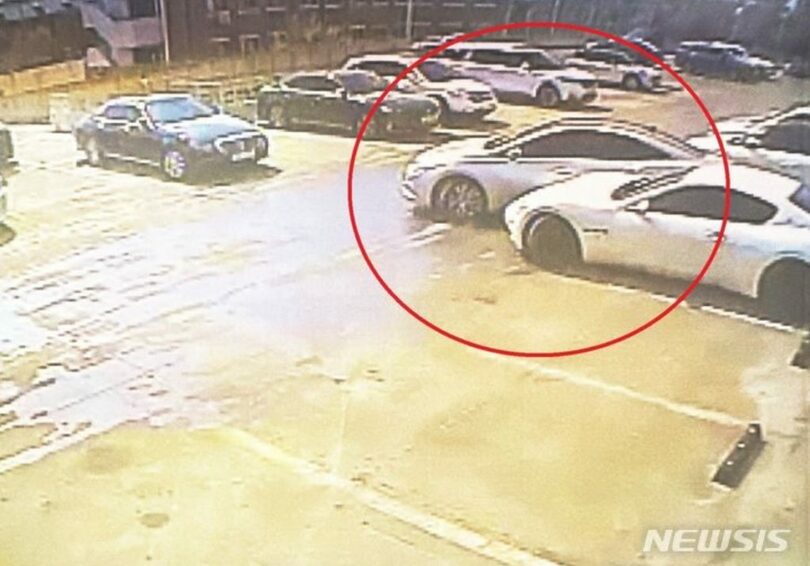 光州市南区のある病院駐車場で衝突した外車（写真=光州南部警察署提供）(c)NEWSIS