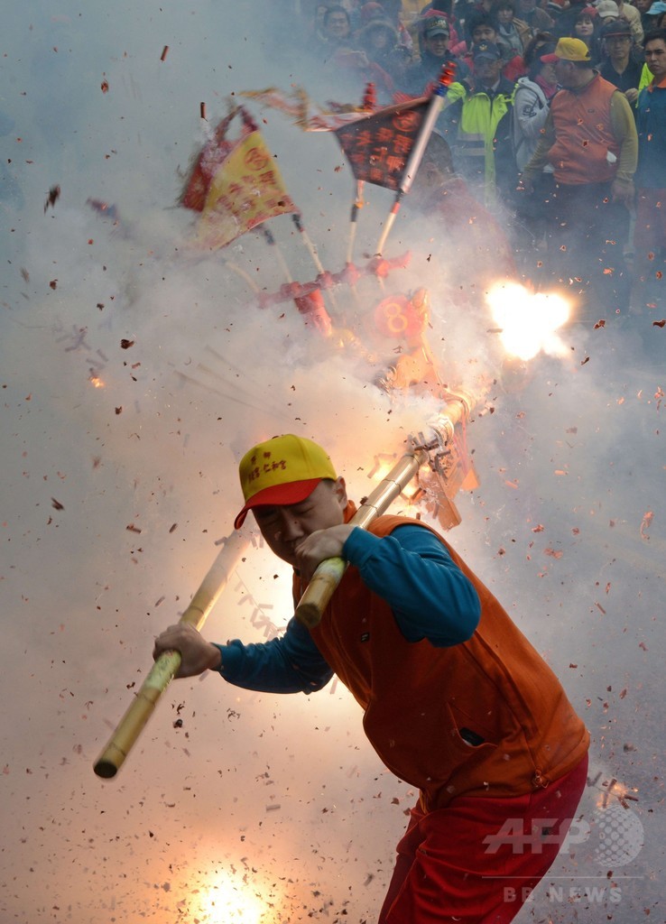台湾、港に飛び込む祭り 平和と繁栄願う