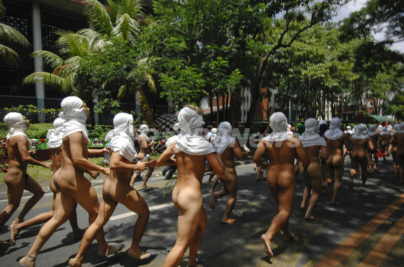 フィリピン学生ら ヌード マラソン でアロヨ政権に抗議 写真5枚 国際ニュース Afpbb News