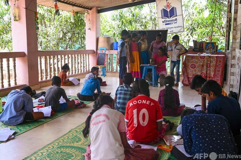 四肢を失った教師、教壇への復活遂げる インド