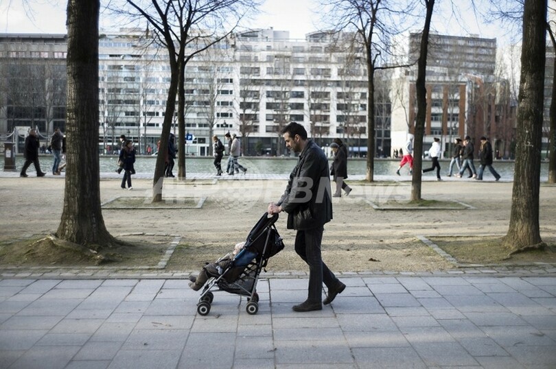 睾丸の大きさと育児参加に関連性 大きいほど良く はない 米研究 写真1枚 国際ニュース Afpbb News