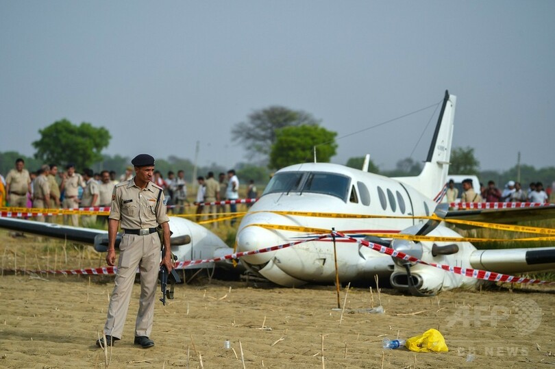 救急輸送機が畑に不時着、インド首都郊外